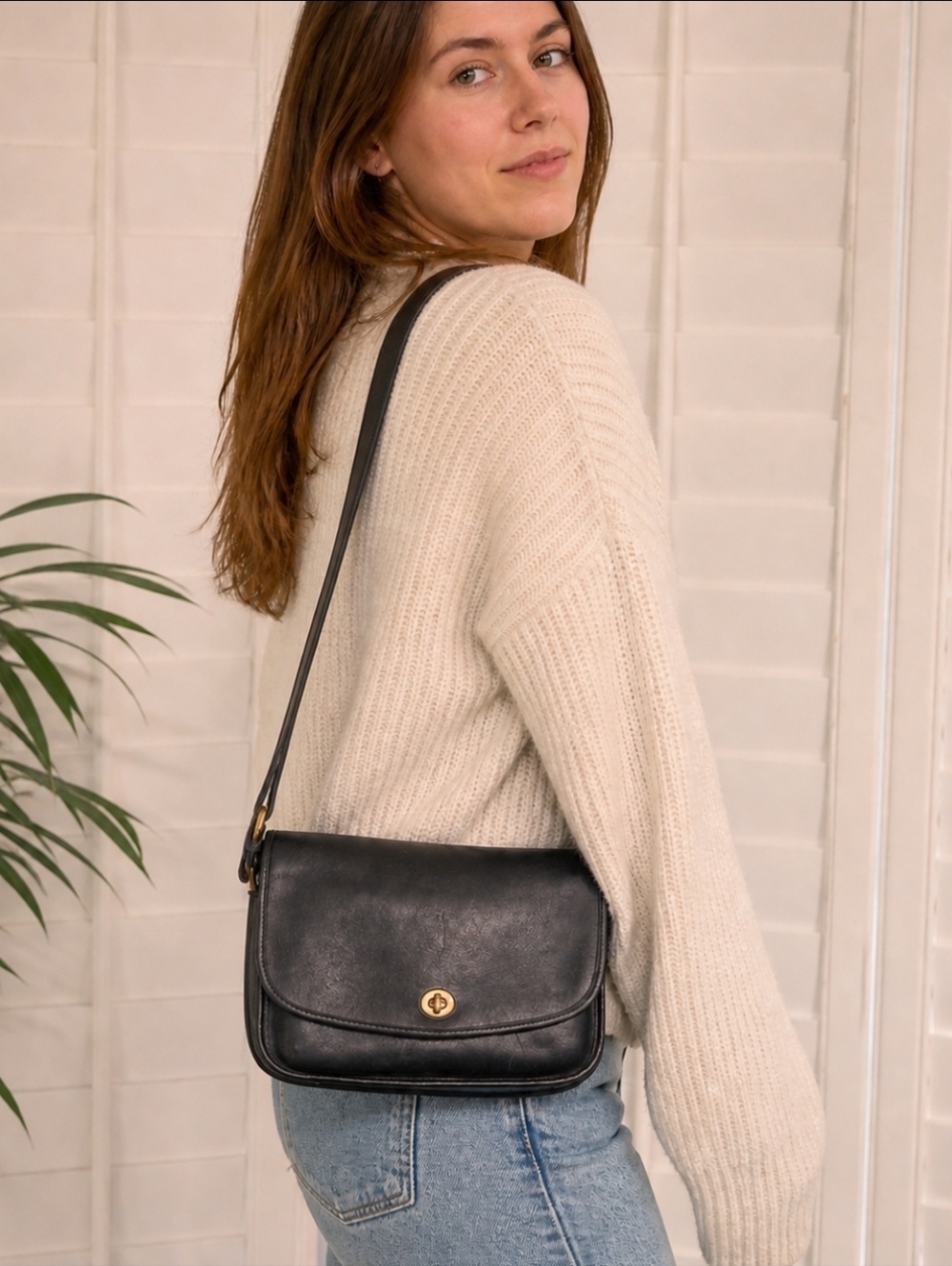 Vintage Black Leather Shoulder Bag Turn Lock Flap Classic Minimalist